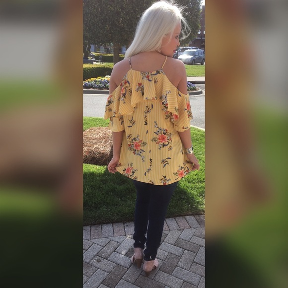 LAST 1!! ☀️ Gorgeous Pale Yellow Ruffled Tunic! - Picture 5 of 5